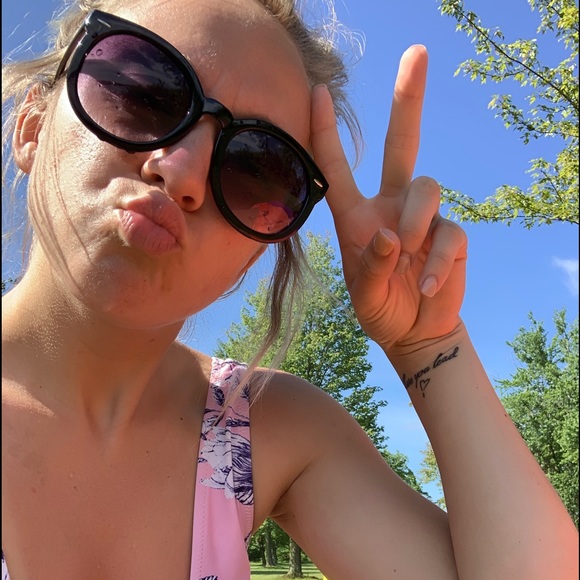 Meet your Posher, Sierra - Picture 1 of 1
